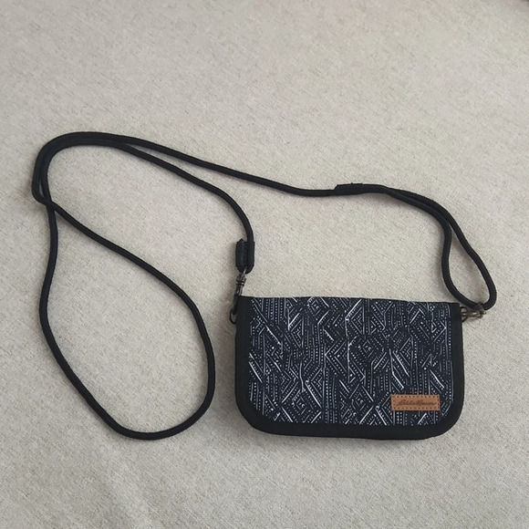 Eddie Bauer Handbags - Eddie Bauer Connect Travel Wallet